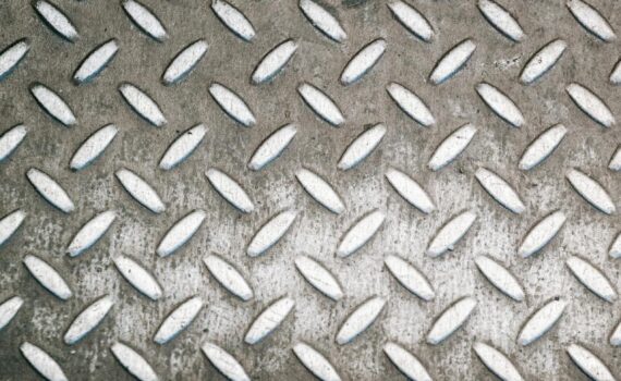 Can you cut metal with circular saw